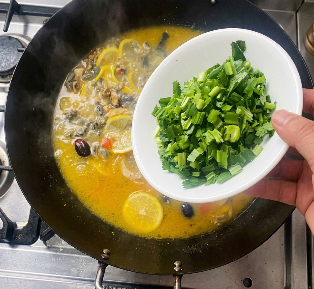 Eine Hand streut gehackten grünen Koriander aus einer weißen Schüssel in einen kochenden Wok mit Huhn und Zitronenscheiben.