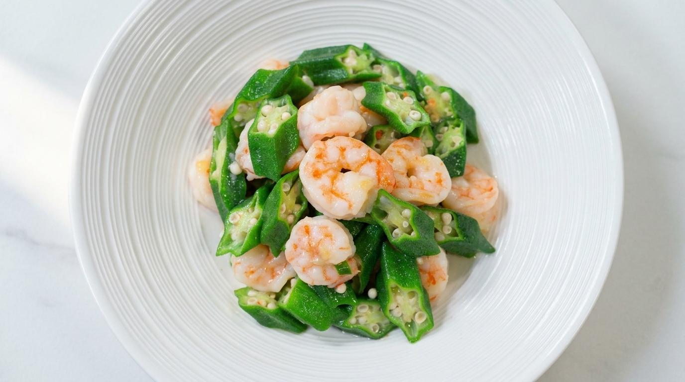 Knoblauch-Okra aus dem Wok mit Garnelen