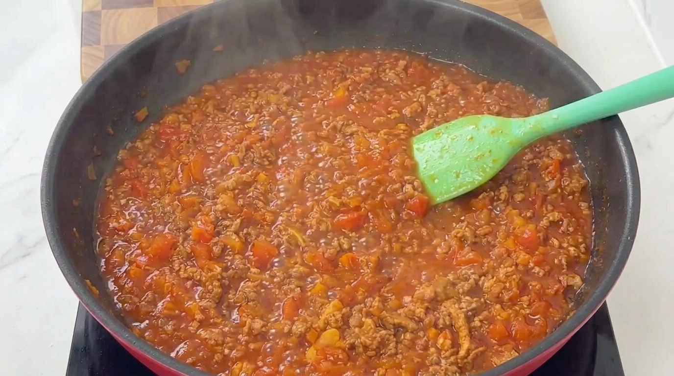 Klassische Bolognese-Soße mit Rind und Schwein (Ragù alla Bolognese)