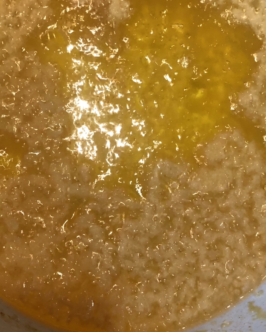 Goldene, knusprige Teigkrümel werden mit einem Metallsieb aus heißem Öl abgeschöpft.