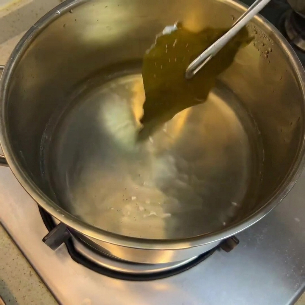 Sojasauce, Reiswein und Zucker werden in den Topf mit der Seetang-Brühe gerührt.