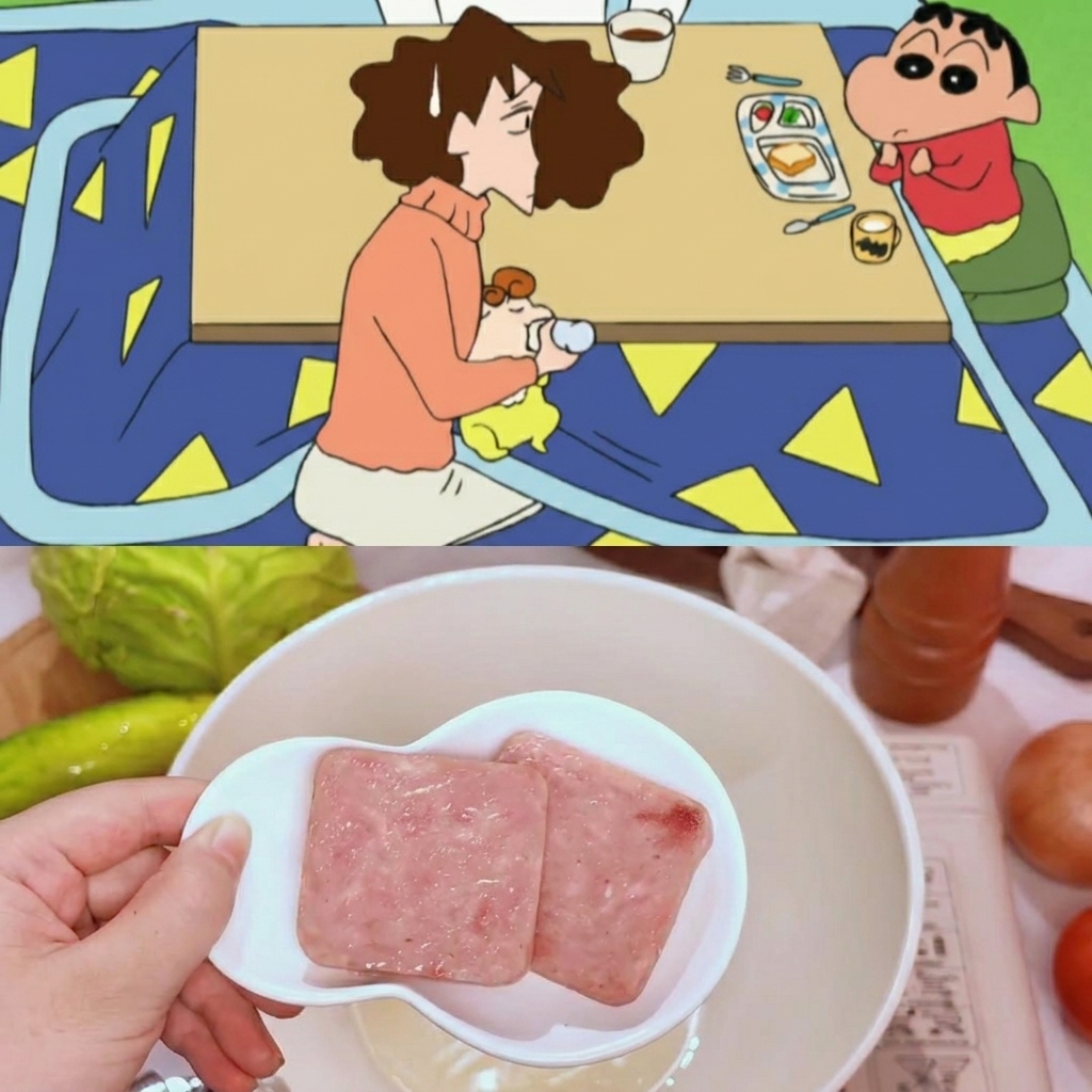 Scheiben von Frühstücksfleisch in einer Pfanne goldbraun angebraten.
