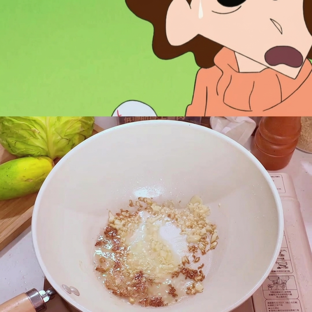 Ein Löffel Misopaste wird unter den Knoblauch in der Pfanne gemischt.