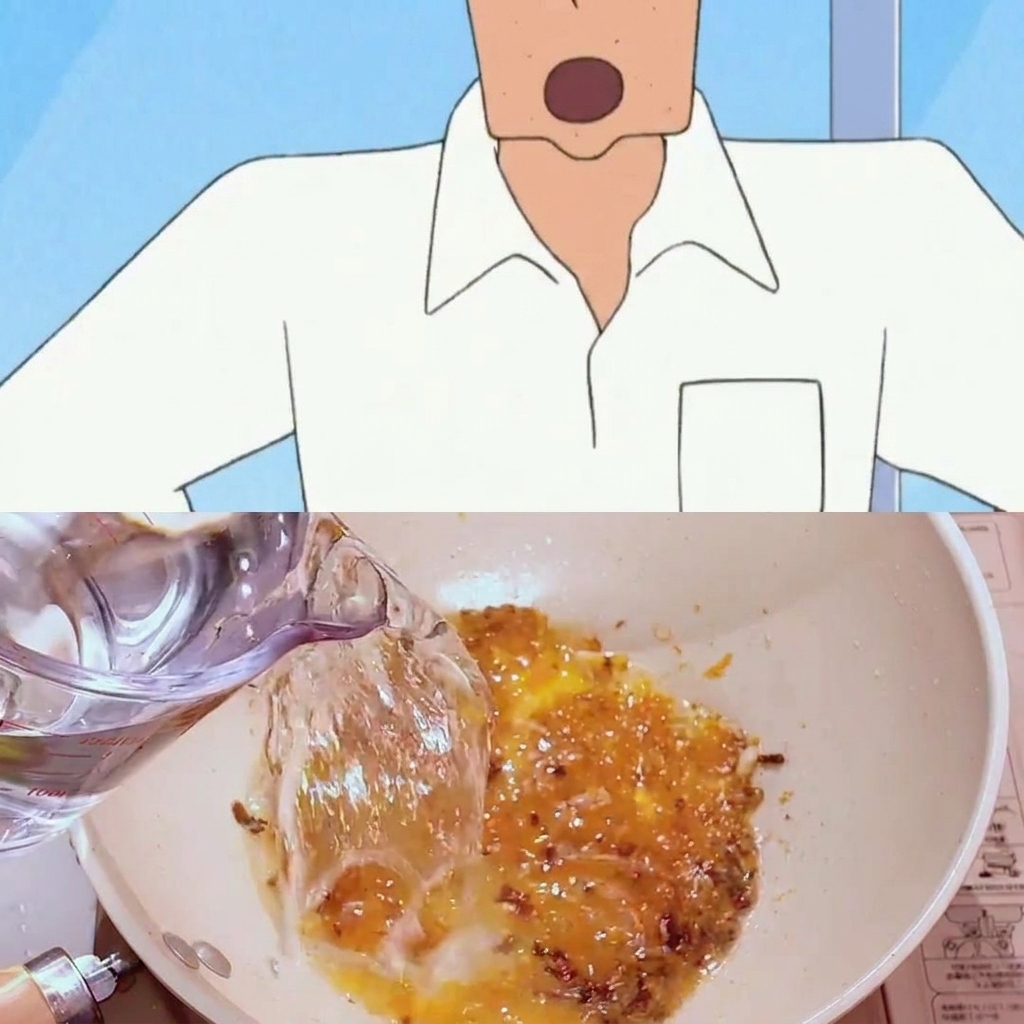 Sake wird in die Pfanne mit der Miso-Knoblauch-Mischung gegossen.
