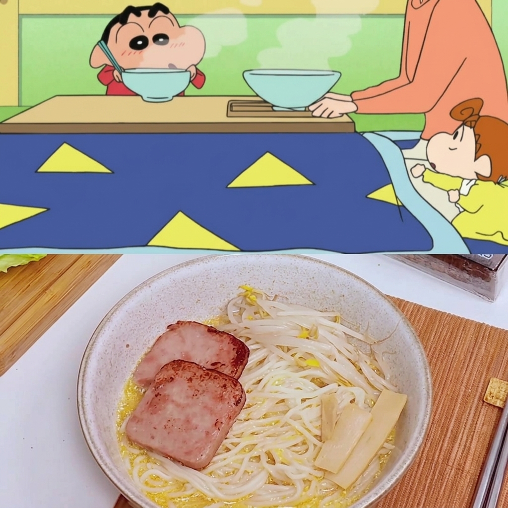 Ramen mit Frühstücksfleisch, Mais und einem schmelzenden Stück Butter garniert.
