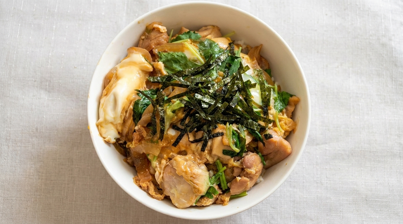 Klassisches Oyakodon (Japanische Hähnchen-Ei-Reisschale)