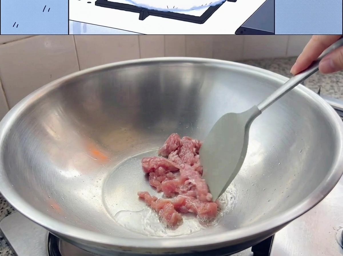Dünne Scheiben Schweinefleisch, die in einem heißen Wok angebraten werden.