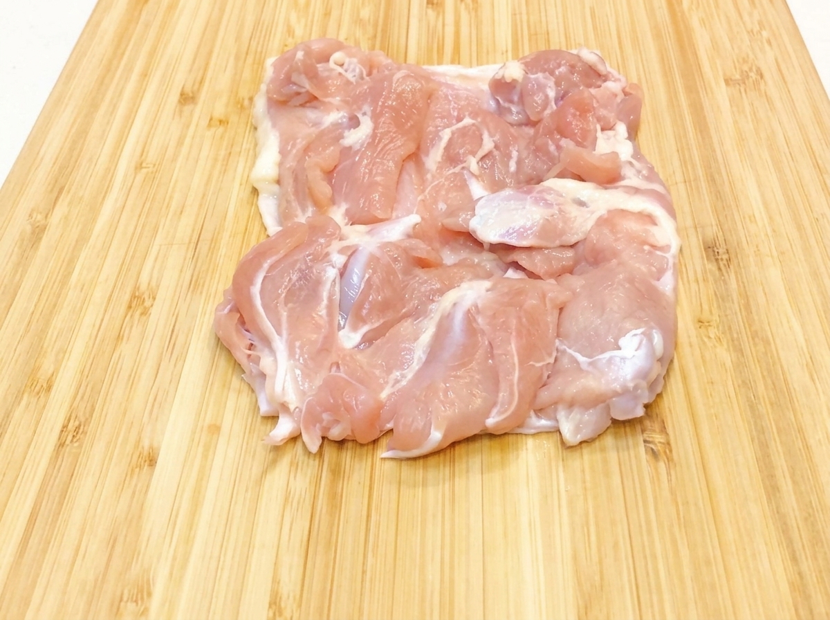 Speiseöl wird in eine vorheizende schwarze Pfanne gegossen.