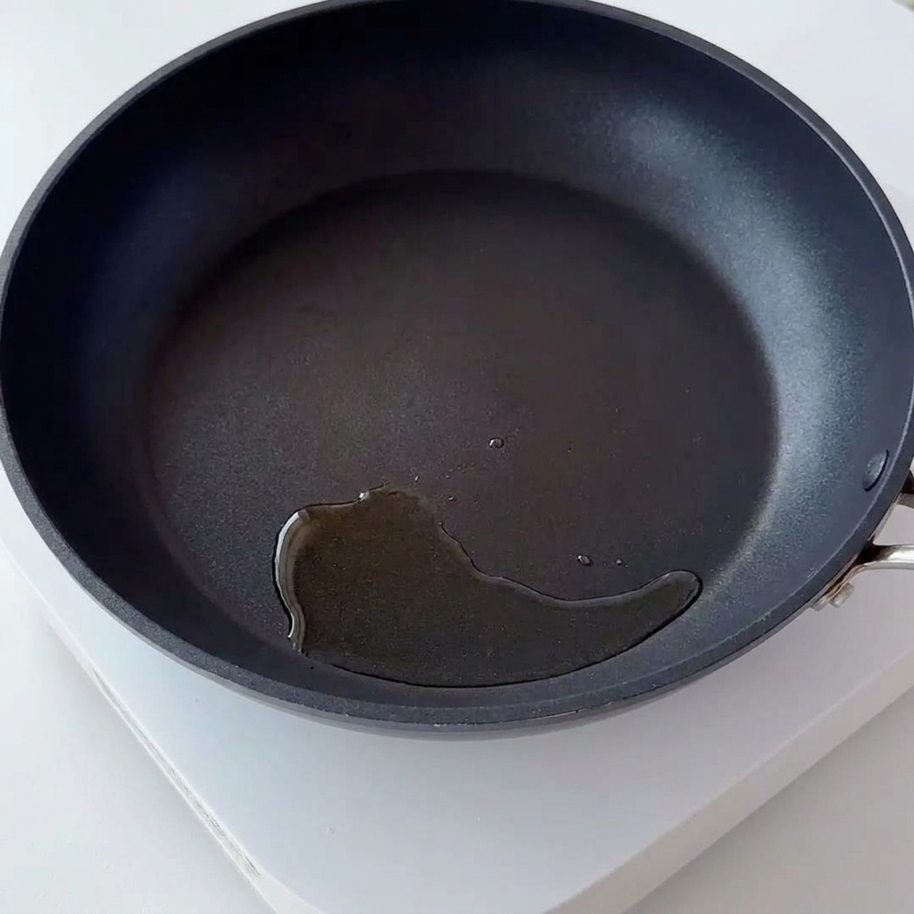Mit Ei überzogener Reis wird in einer heißen Pfanne gebraten.