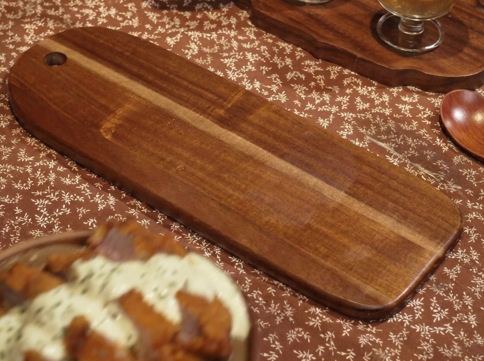 Zwiebeln werden in einer Pfanne glasig gedünstet.