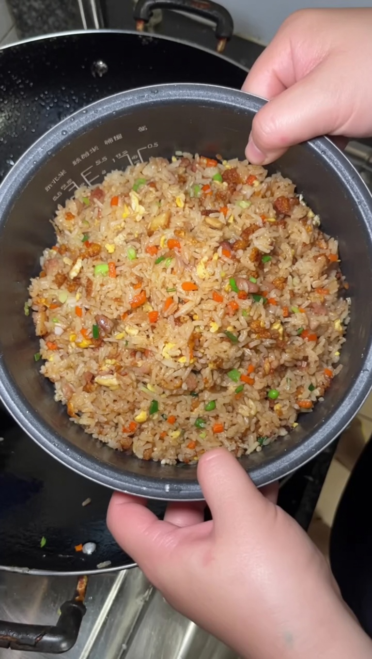 Luxuriöser gebratener Reis mit Seeigel (Goldener Uni-Reis)