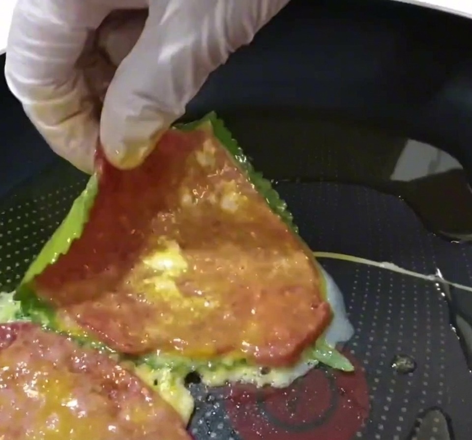 Ein Rindfleisch-Perilla-Pfannkuchen wird in eine vorgeheizte Bratpfanne mit Öl gelegt.