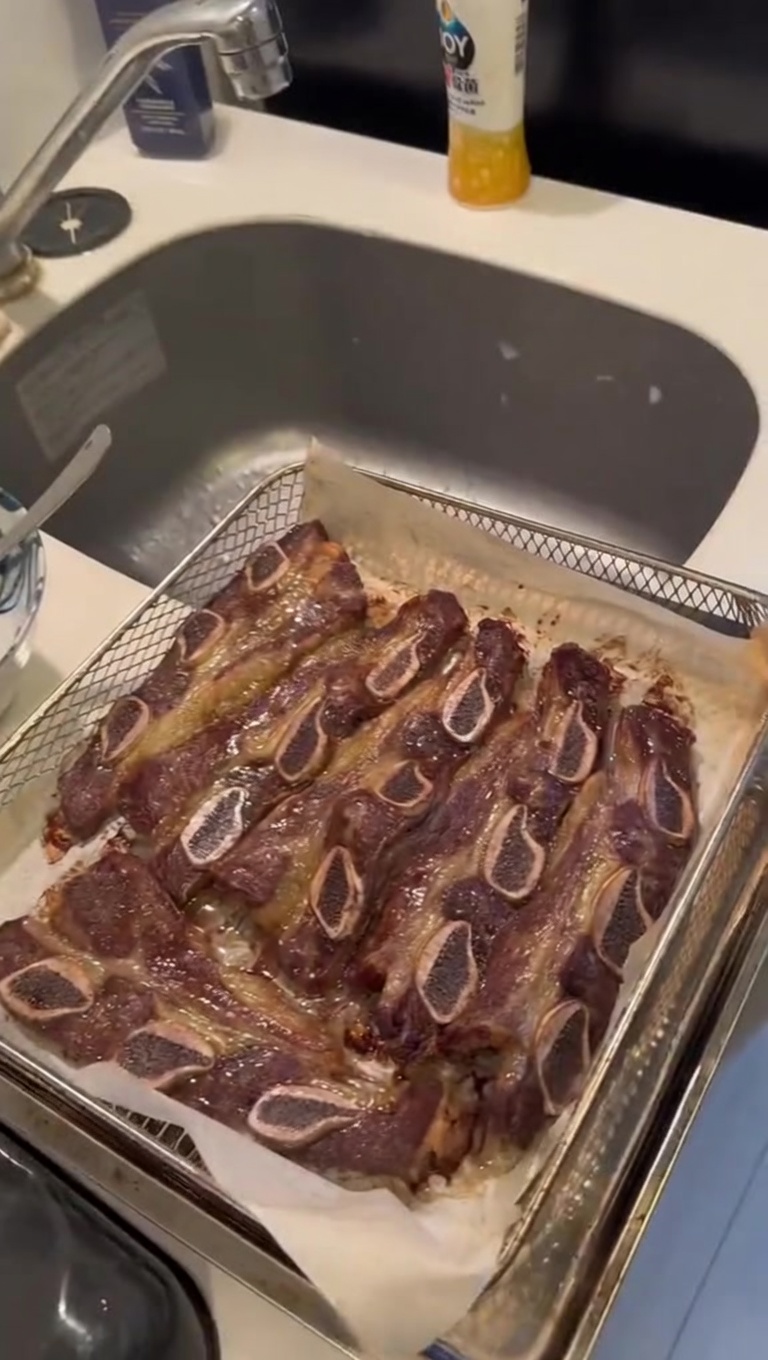 Perfekt gebräunte Rinder-Short-Ribs mit einer leichten Kruste, ideal zubereitet in der Heißluftfritteuse.