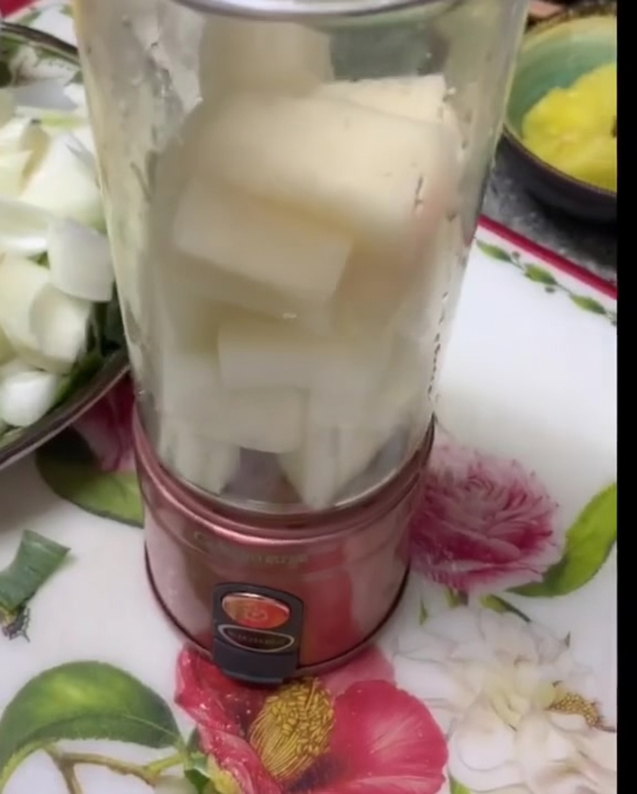 Stücke von weißer Birne und Zwiebel in einem Standmixer.
