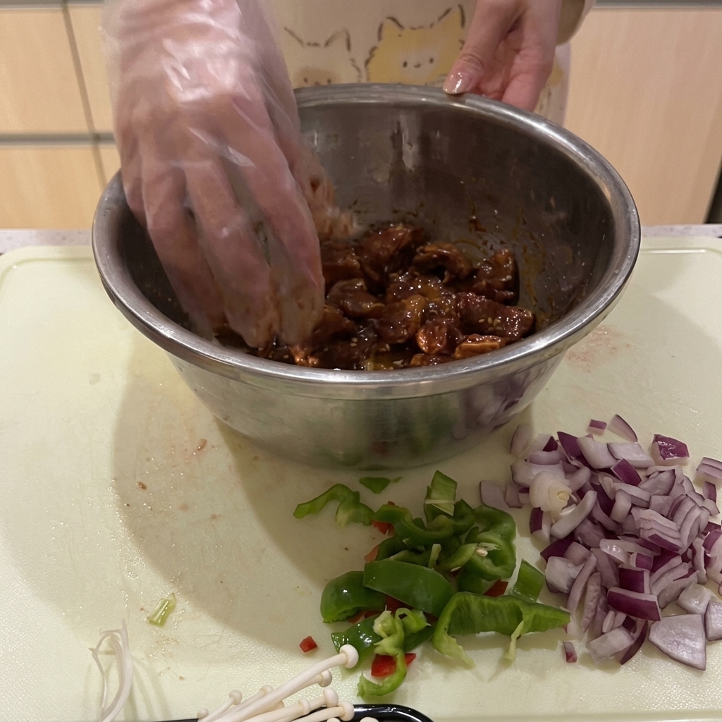 Gehackte grüne und rote Paprika, Zwiebelstücke und geputzte Enoki-Pilze auf einem Schneidebrett.