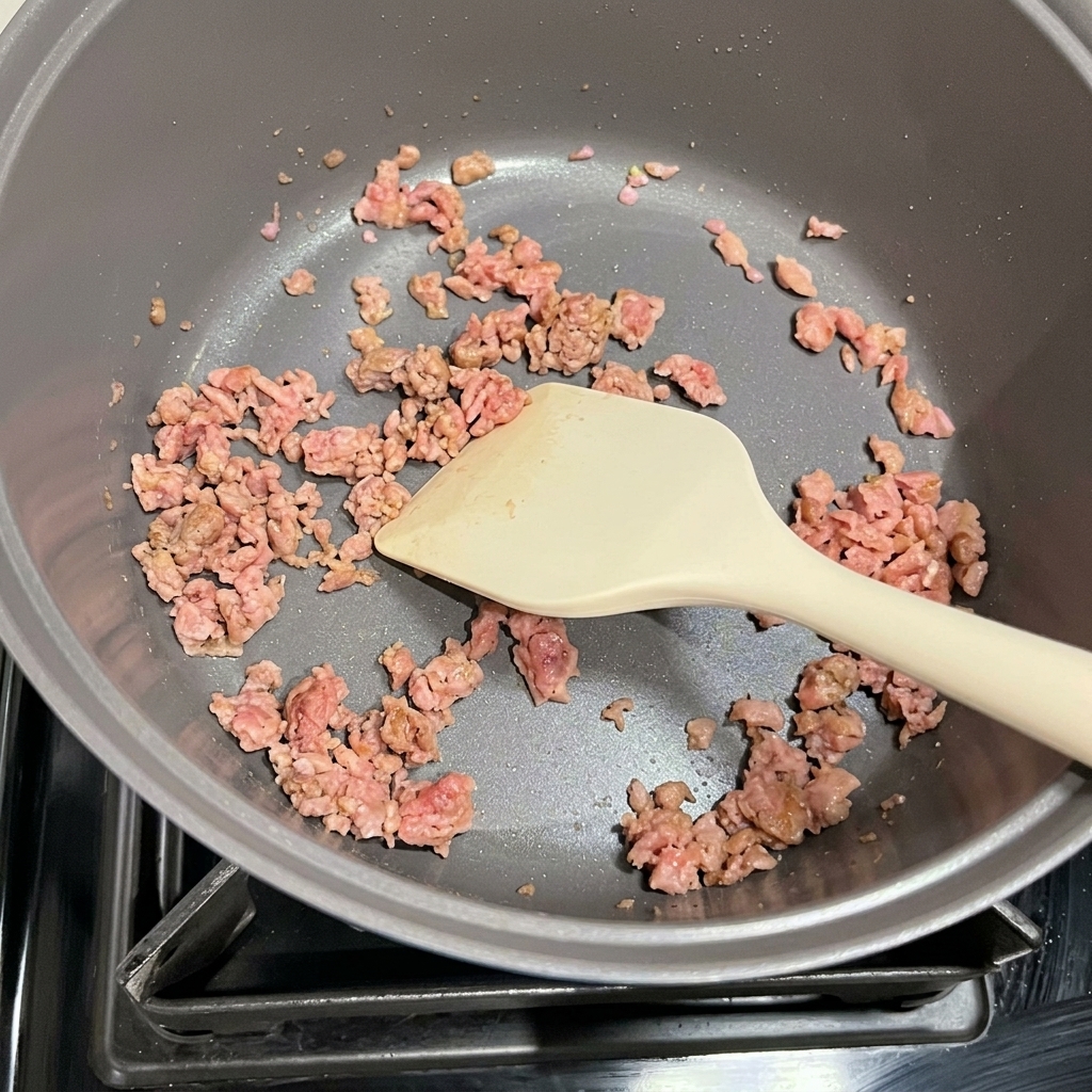 Kimchi und angebratenes Spam werden zusammen in einem Topf angebraten.