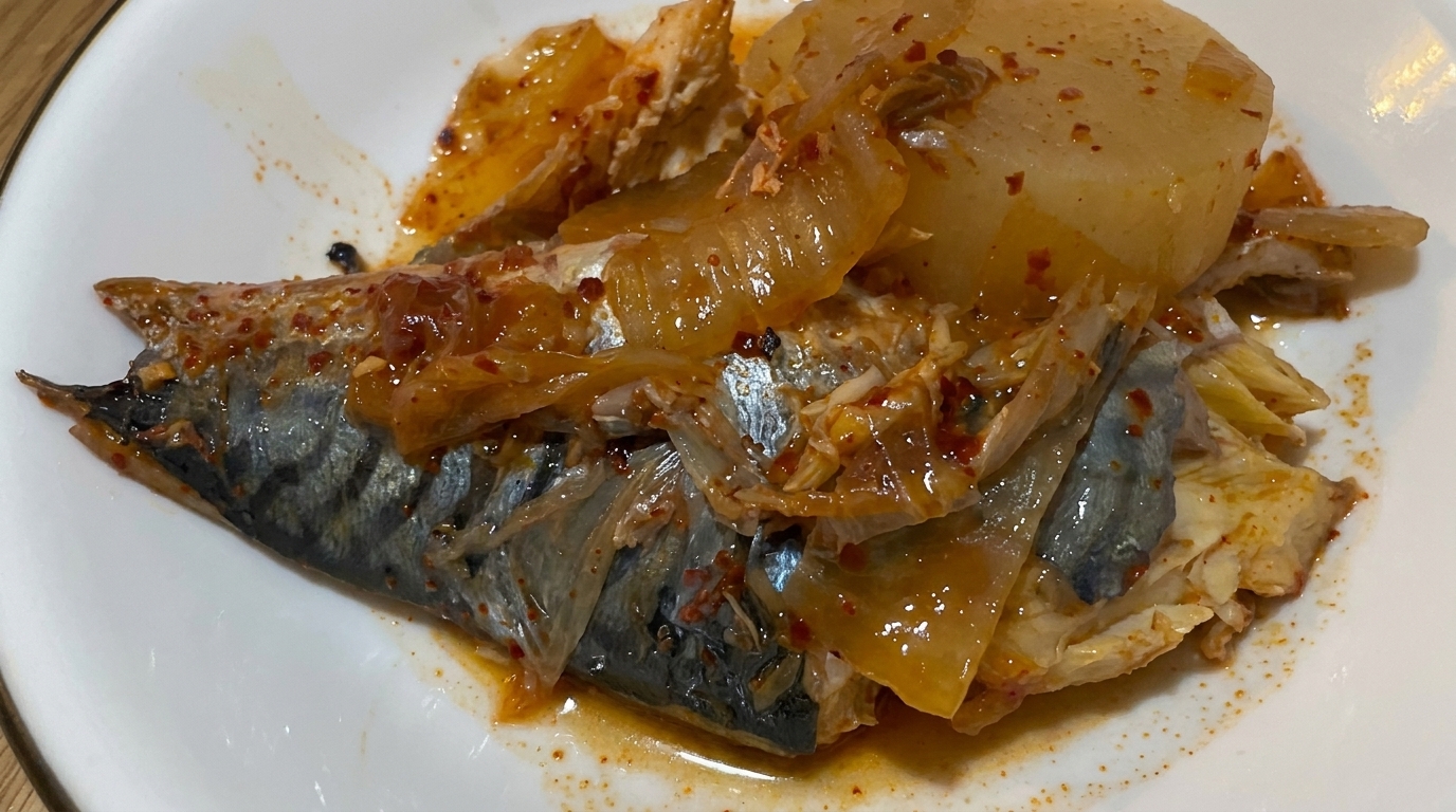 Gedünstete Makrele mit Kimchi und Rettich (Godeungeo Kimchi-jorim)