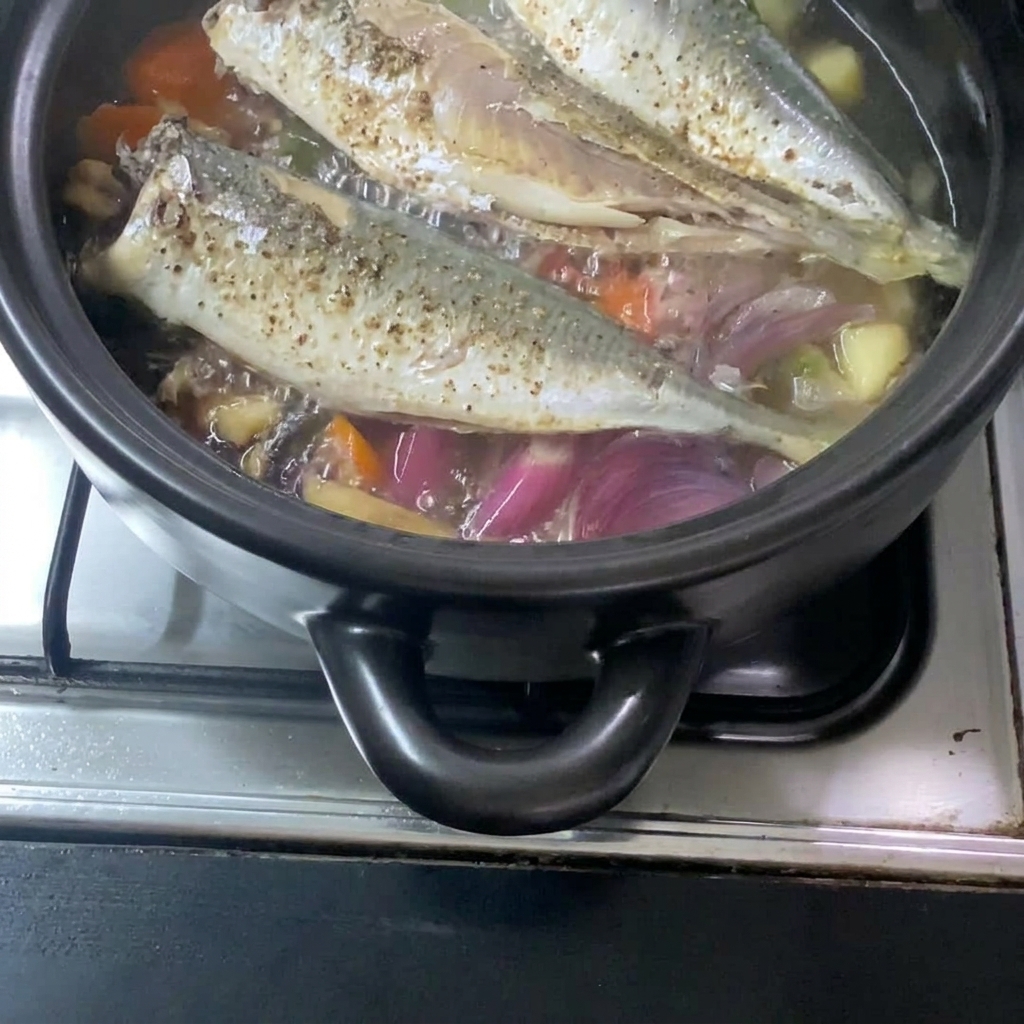 Die flüssige Miso-Mischung wird in den Tontopf gegeben und untergehoben.