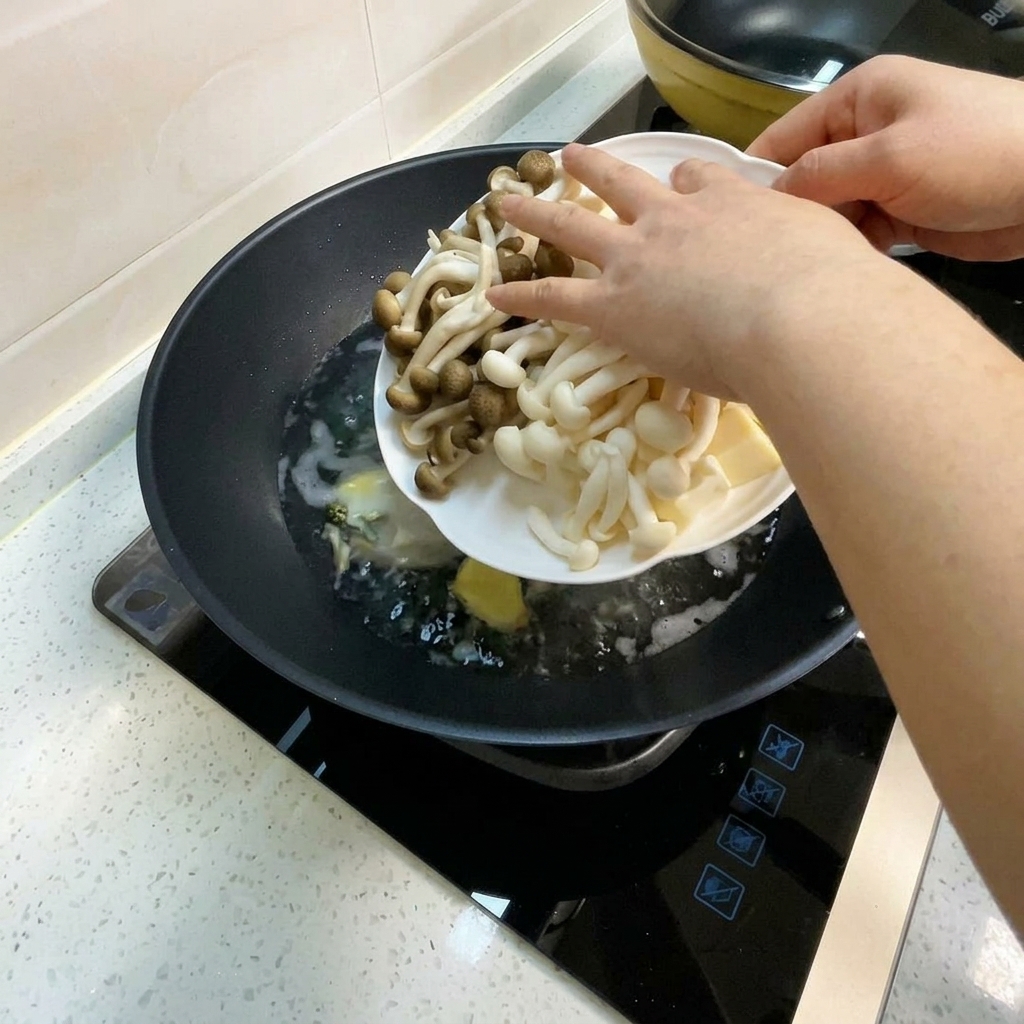 Buchenpilze, krabbenfarbene Pilze und Tofuwürfel werden in die siedende Suppe gegeben.