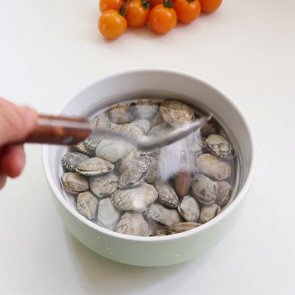 Muscheln in einer Schüssel mit Wasser und etwas Salz.