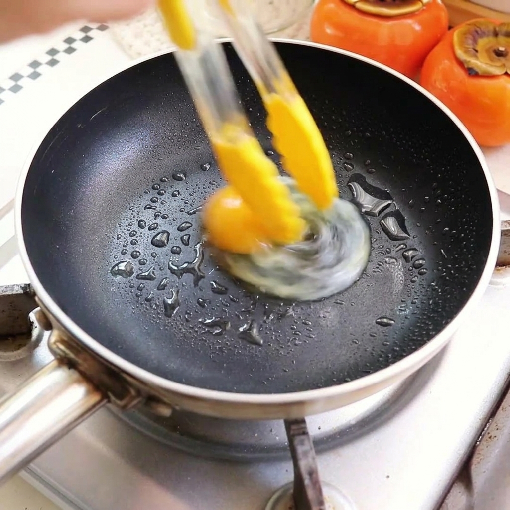 Eier braten in einer Pfanne mit heißem Öl.