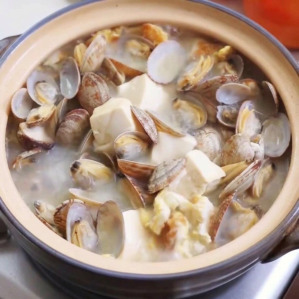 Hühnerpulver, Salz und Pfeffer werden in die Suppe gegeben.