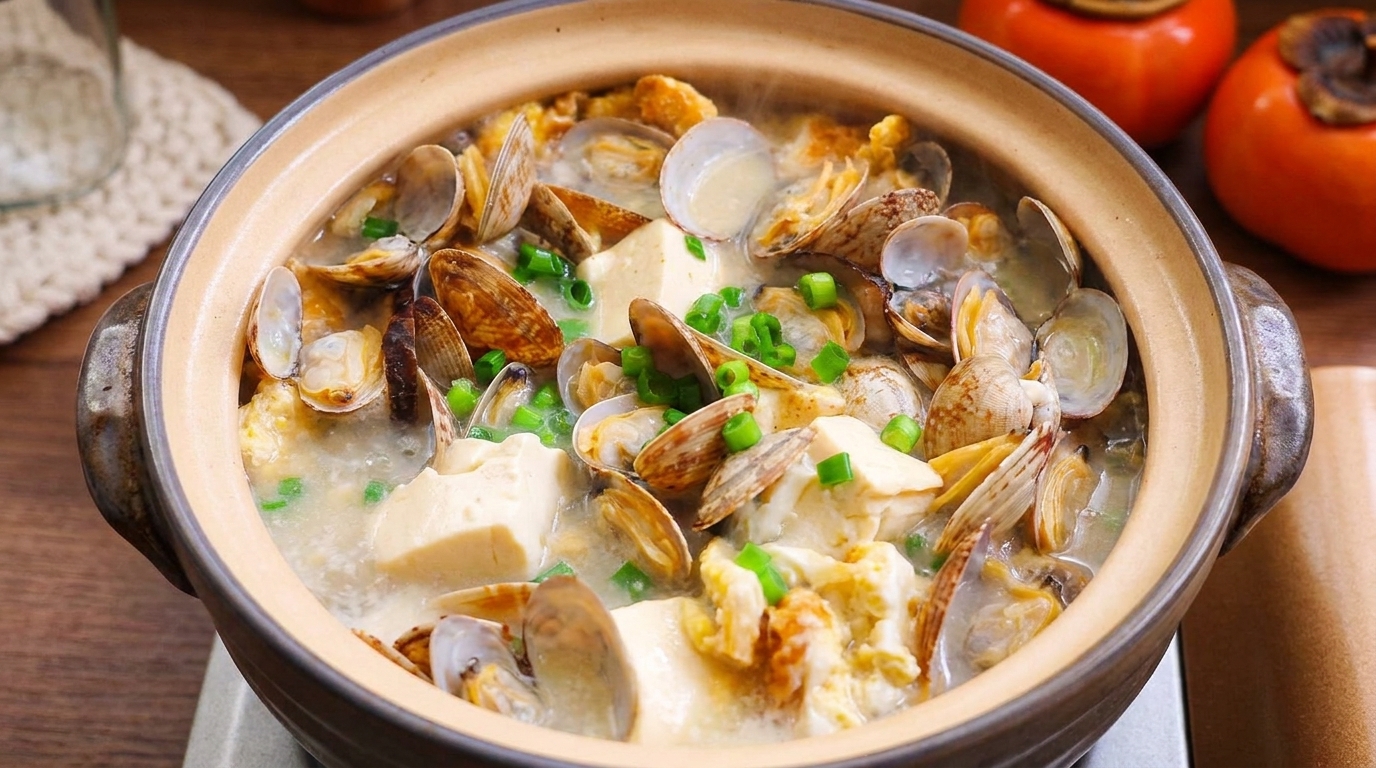 Herzhafte Muschel-Tofu-Suppe im Tontopf