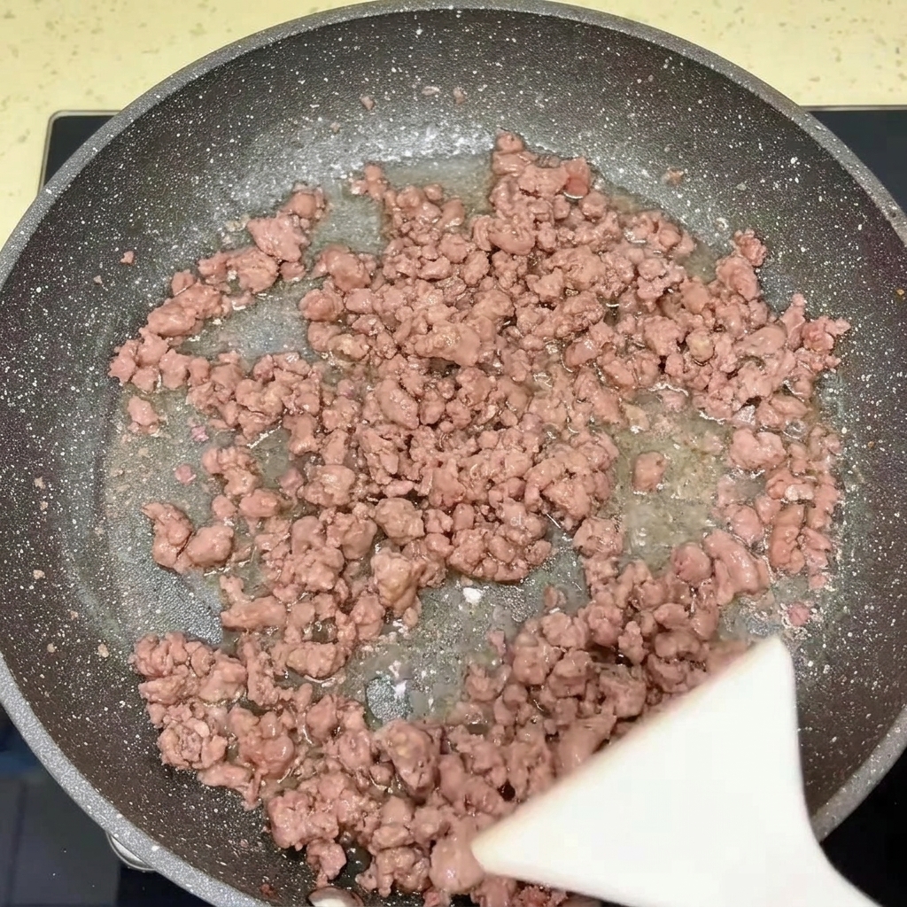 Eine Pfanne mit gebratenem Fleisch und Zwiebeln.