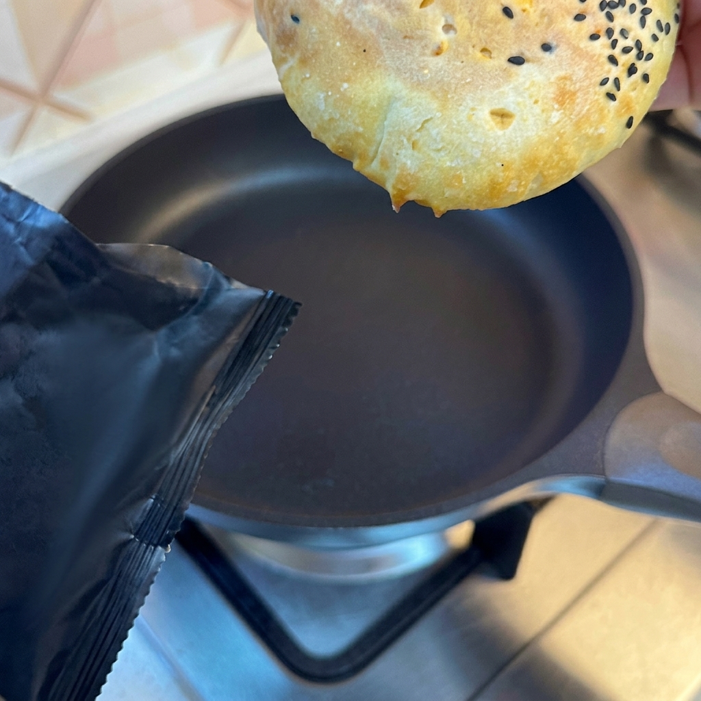 In einer Pfanne goldbraun getoastete Burgerbrötchen.