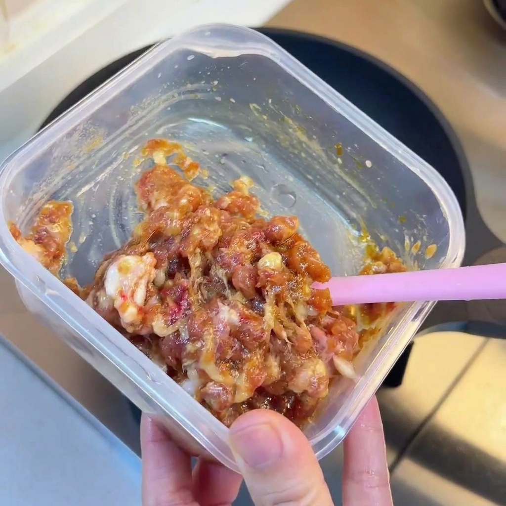 Hackfleisch brät in einer heißen Pfanne an.