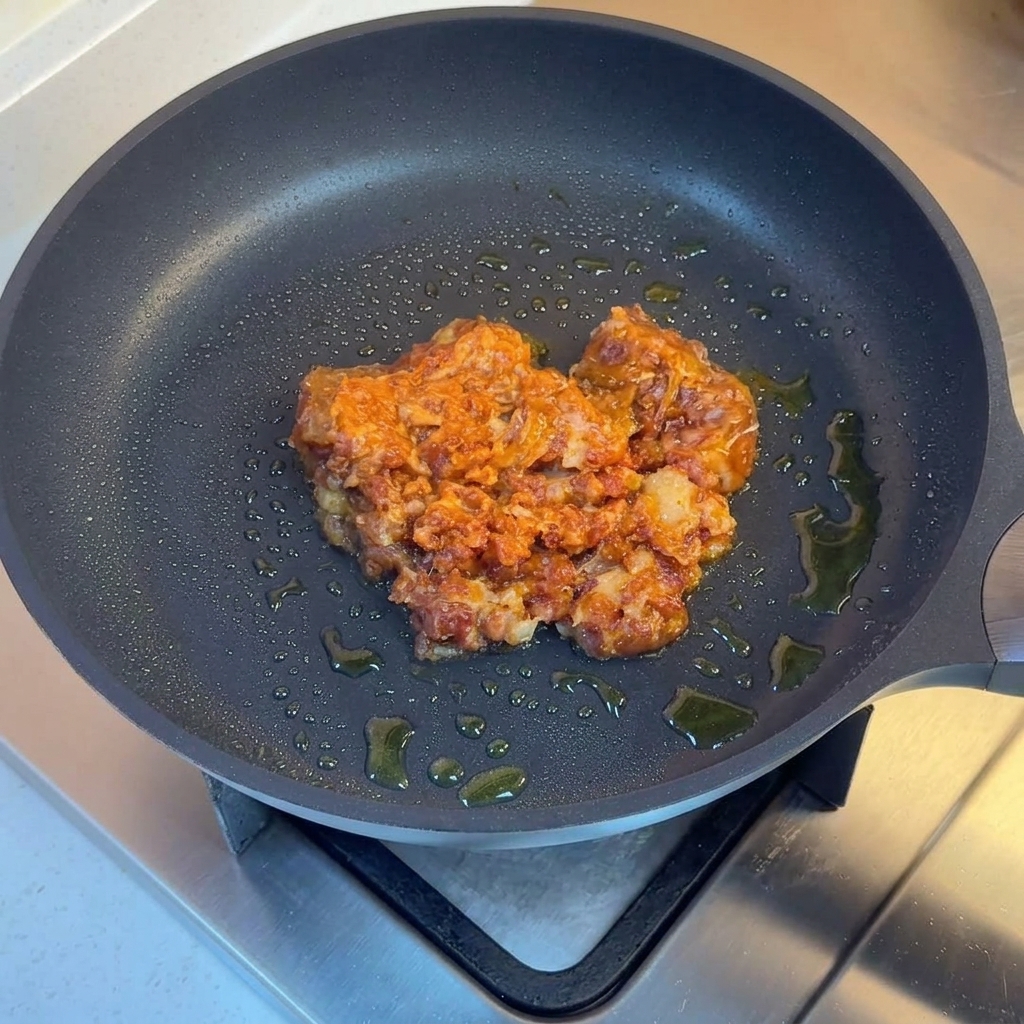 Hackfleisch, angebraten mit Zwiebeln, grüner Paprika und roter Chili.