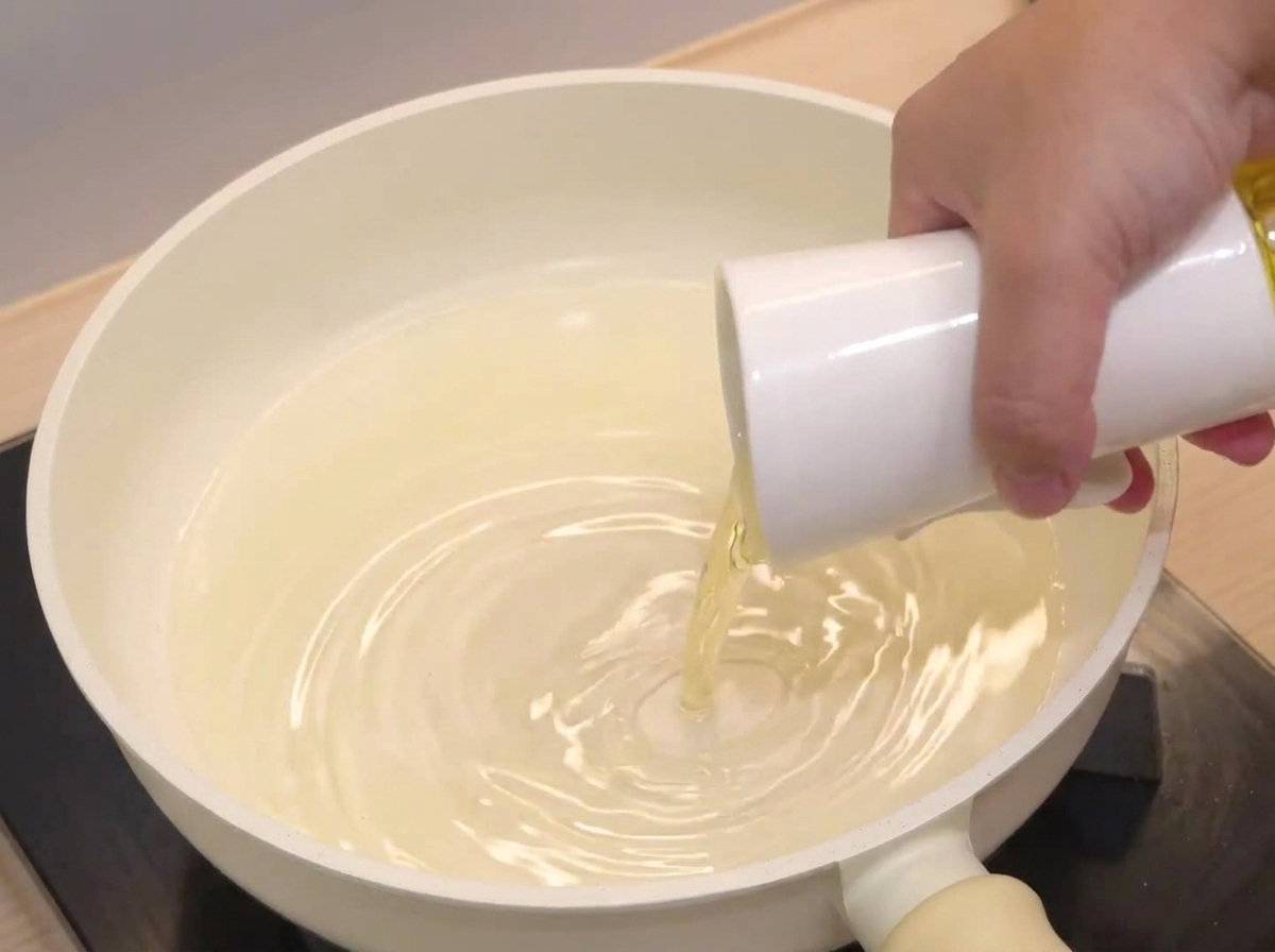 Verschiedene aromatische Gewürze und Kräuter werden in einer Pfanne angebraten.