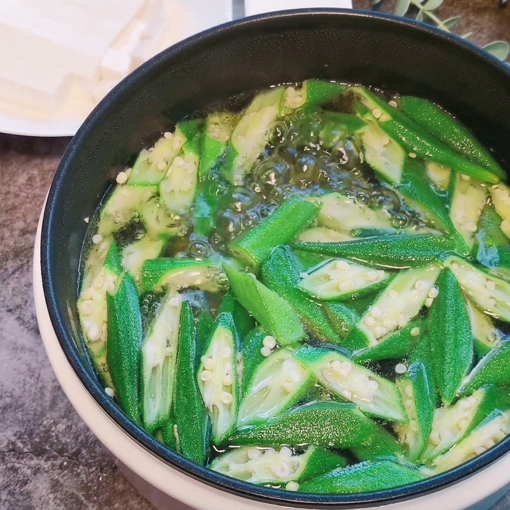 Weichtofuwürfel werden vorsichtig in die kochende Suppe gegeben.