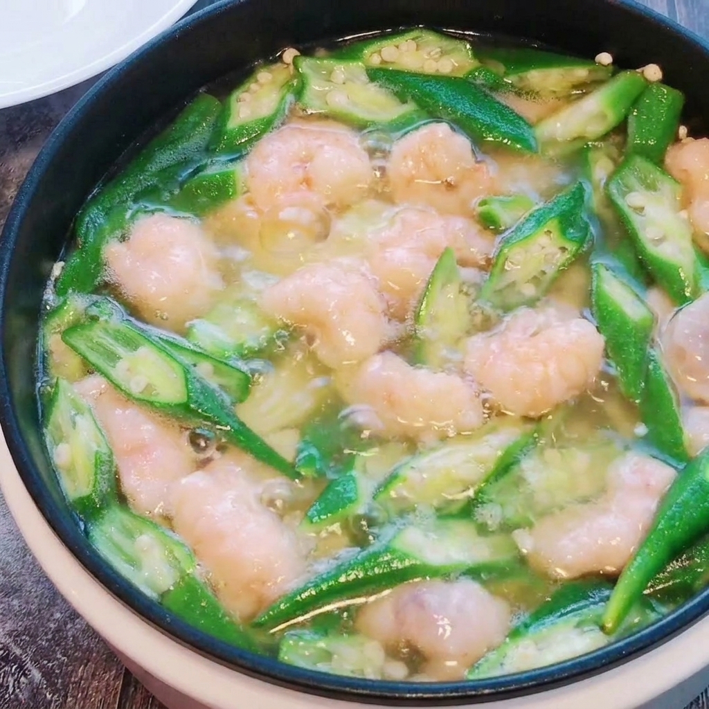Die Garnelenpasten-Bällchen werden in der Suppe gar gerührt.