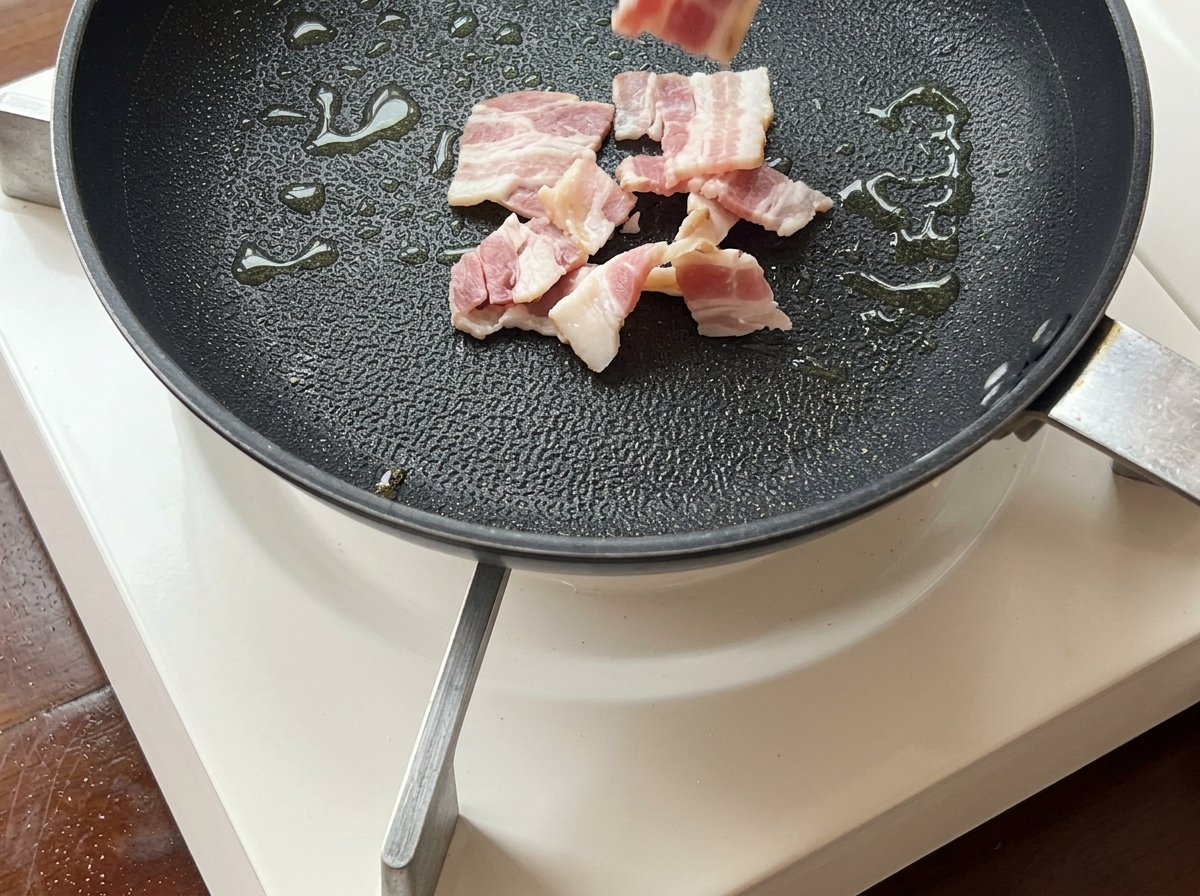 Speckstreifen braten in einer Pfanne goldbraun und knusprig.