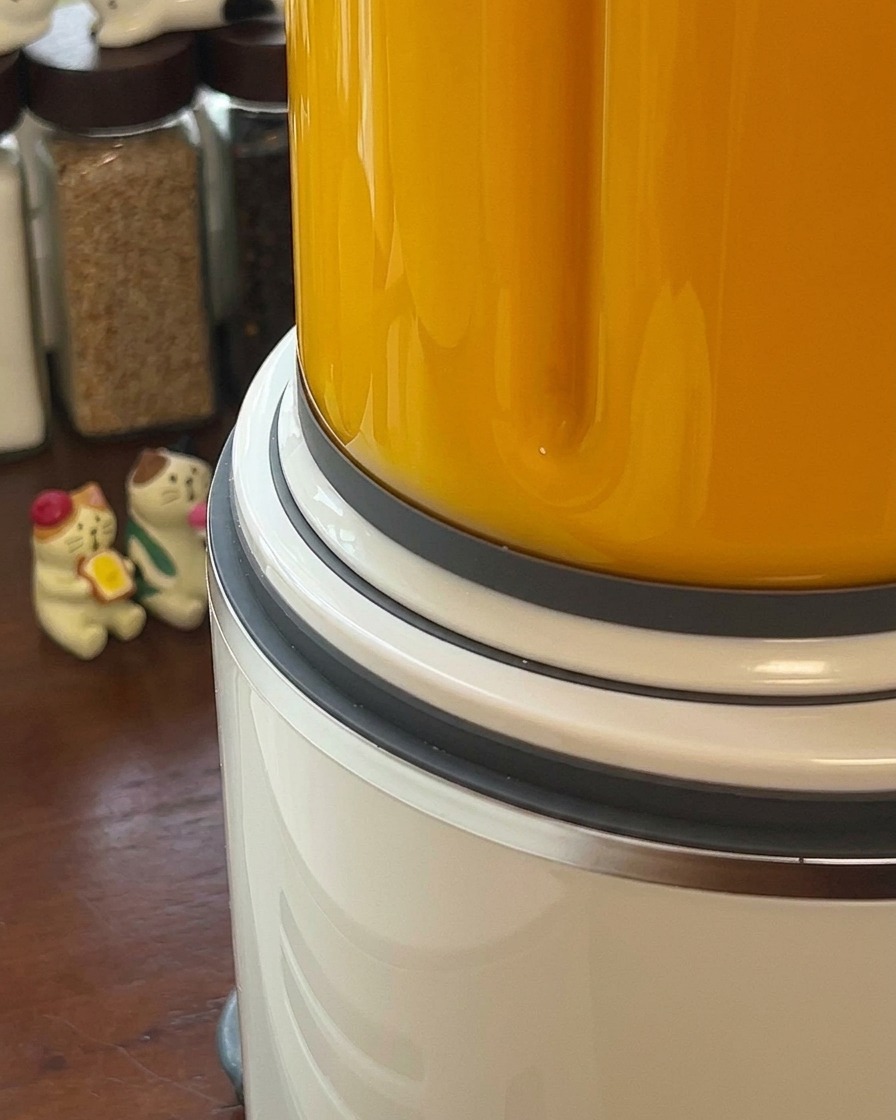 Cremige orangefarbene Kürbissuppe wird im Hochleistungsmixer püriert.