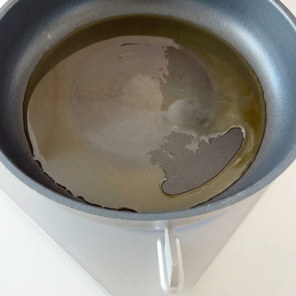 Gehackte rote Zwiebel gart in einer heißen Pfanne mit Öl.