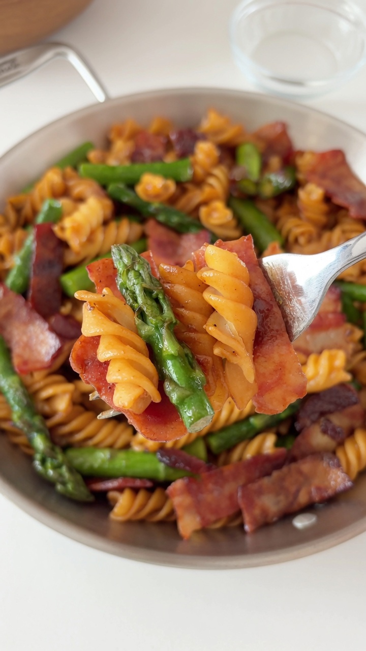 Schnelle Spargel-Speck-Fusilli
