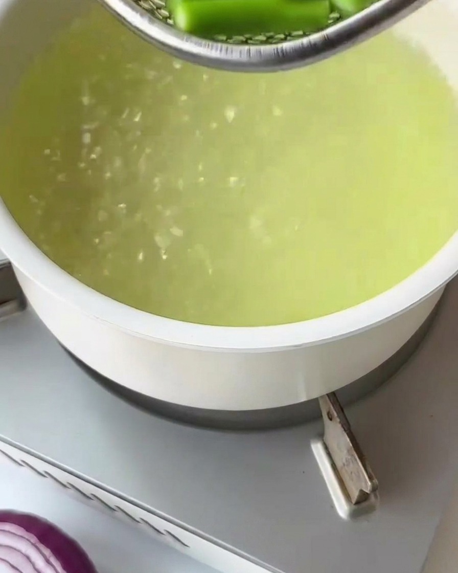 Trockene Fusilli-Nudeln werden in einen Topf mit kochendem Wasser gegeben.