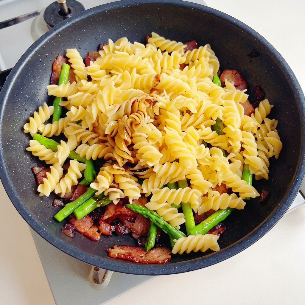 Sojasauce, dunkle Sojasauce und Austernsauce werden über Pasta und Gemüse gegossen.