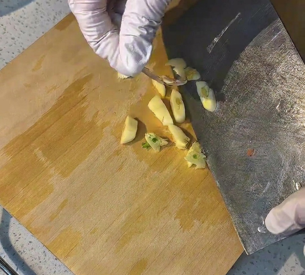Fein gehackte Knoblauchzehen, bereit für das Rezept.