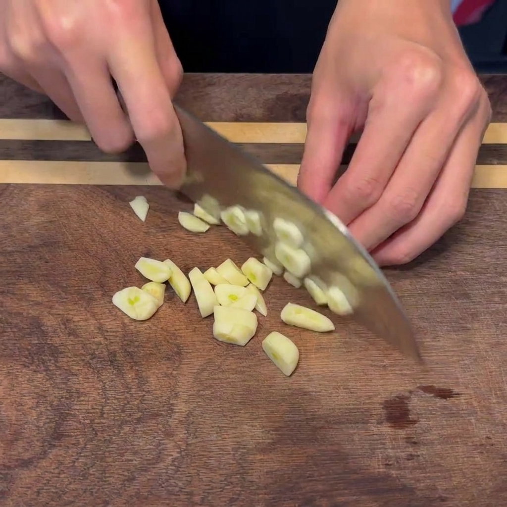 Fein gehackte Knoblauchstücke, bereit für das Rezept.