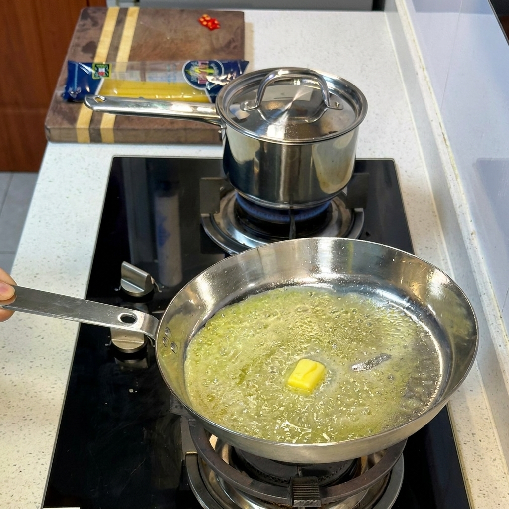 Schmelzende und blubbernde Butter in der heißen Olivenölbasis.