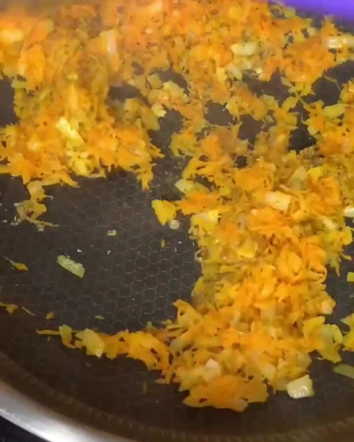 Rinderhackfleisch wird in einer Pfanne mit dem gedünsteten Gemüse vermengt.