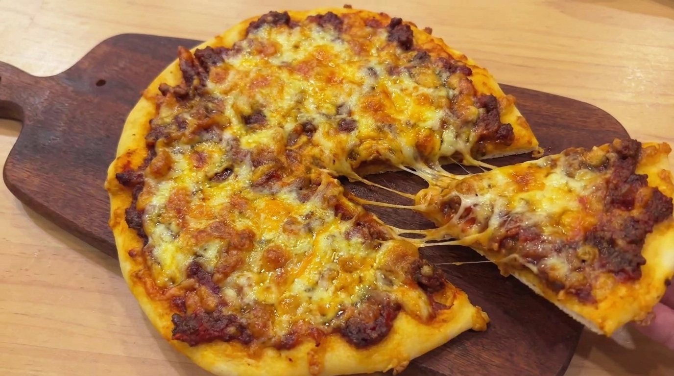 Hausgemachte knusprige Fleisch-Pizza