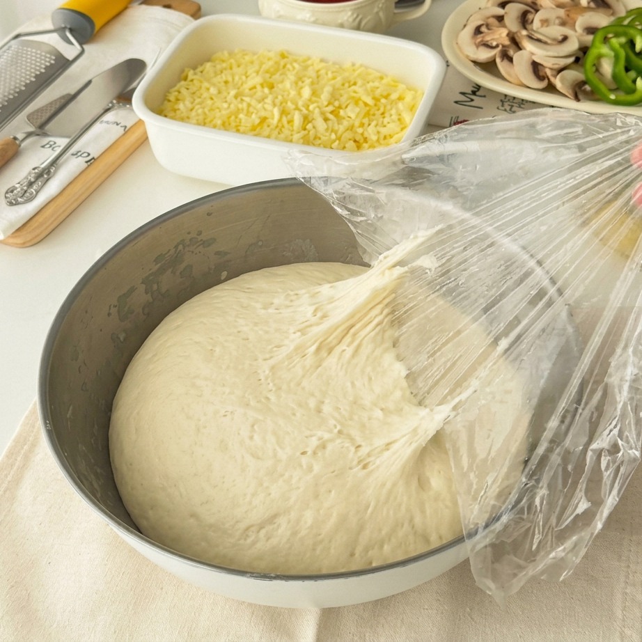 Aufgegangener Hefeteig wird in zwei Portionen geteilt.