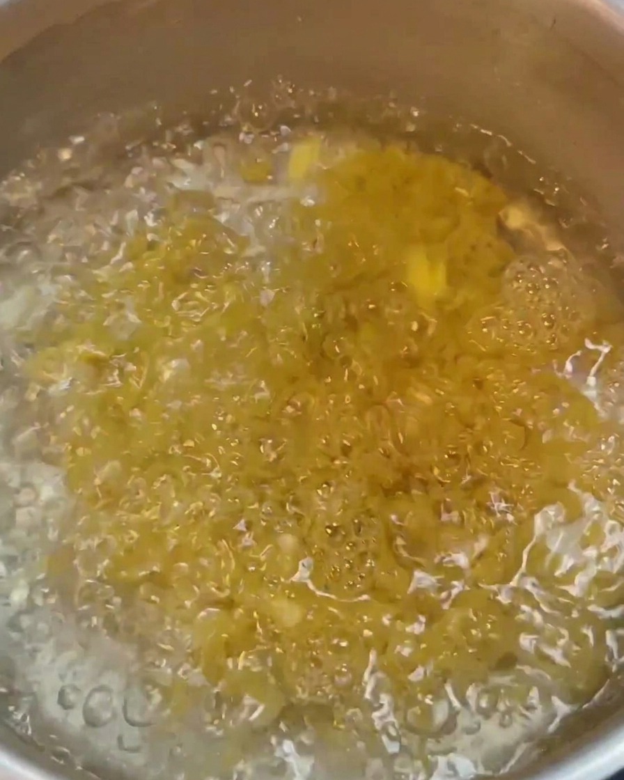 Makkaroni kochen in einem Topf mit Wasser.