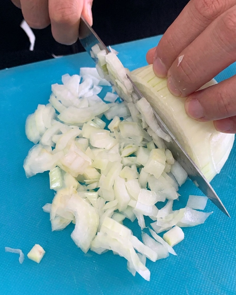 Trockene Penne-Nudeln werden in einen Topf mit sprudelnd kochendem Wasser gegeben.