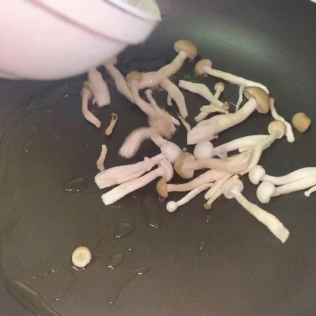 Frische Pilze werden in einer Pfanne mit heißem Öl goldbraun angebraten.