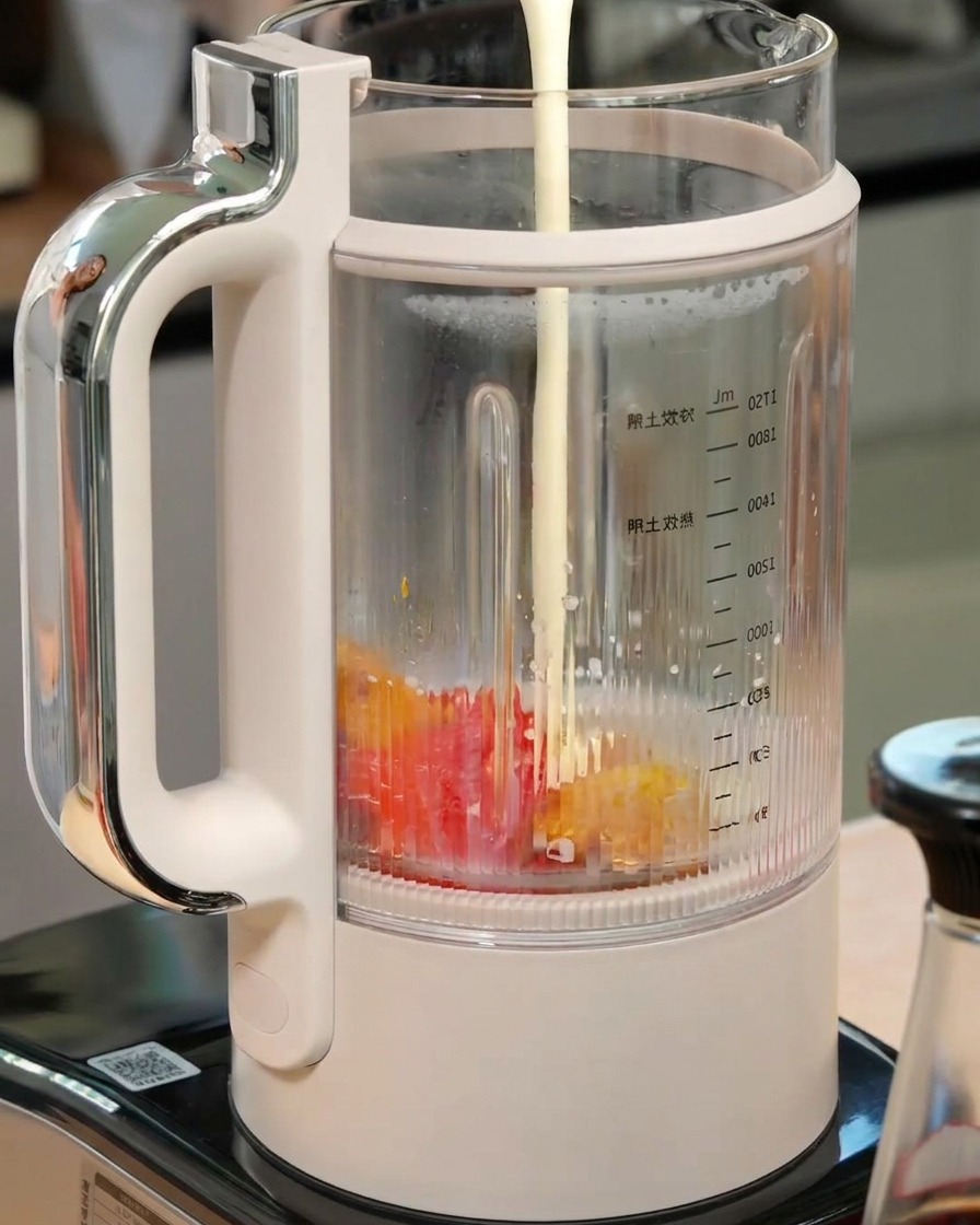 Milch und Sahne werden in einen Mixer gegossen, der bereits gerösteten Kürbis und Paprika enthält.